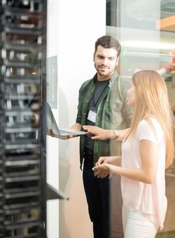 6o-business-people-standing-server-room-with-laptop-discussing