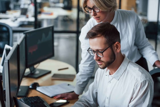 dos-corredores-de-bolsa-en-ropa-formal-trabajan-en-la-oficina-con-el-mercado-financiero_EDIT