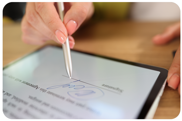 primer-plano-de-la-mano-femenina-que-firma-el-documento-electronico-en-la-tableta-con-la-firma-electronica-del-lapiz-optico-y-moderno_2